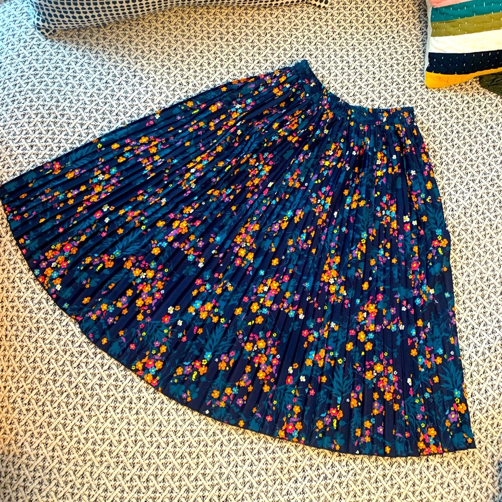 No-Wrinkle Pleated Full Floral Skirt, size 2